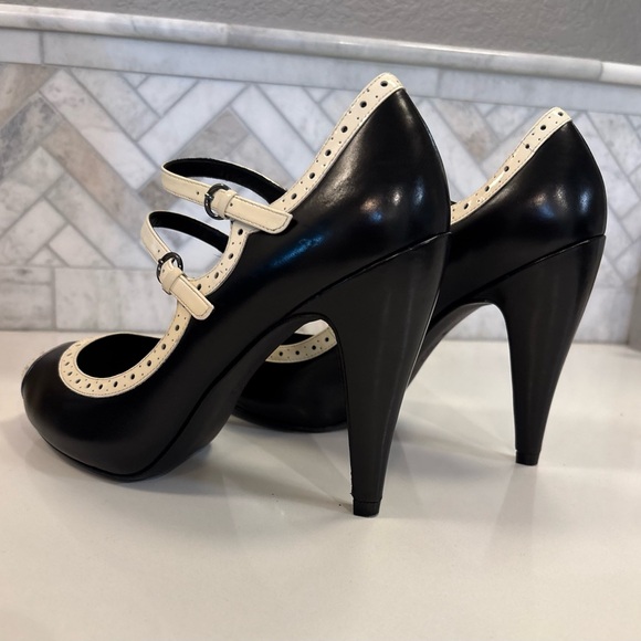 NWT VIA SPIGA Double Strap Mary Jane Peep Pumps Black/Cream w/ brogue - Picture 8 of 13